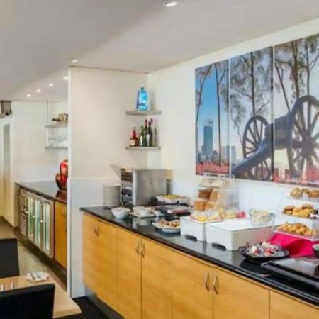 City & Lakeside With Free Parking, Pool And 10 Mins Walk Into The City Perth Esterno foto