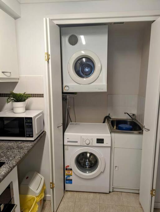 City & Lakeside With Free Parking, Pool And 10 Mins Walk Into The City Perth Esterno foto