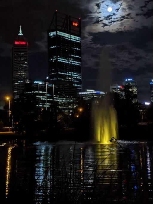 City & Lakeside With Free Parking, Pool And 10 Mins Walk Into The City Perth Esterno foto