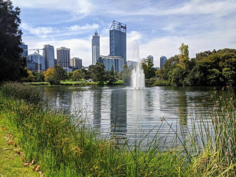 City & Lakeside With Free Parking, Pool And 10 Mins Walk Into The City Perth Esterno foto